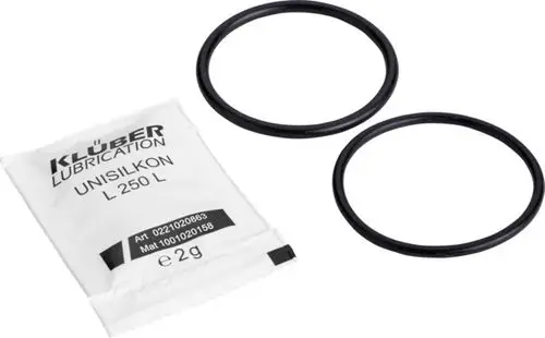 Dichtungen und Schmiermittel von Klüber Lubrication, bestehend aus zwei schwarzen O-Ringen und einer kleinen Verpackung mit Silikonöl für den Einsatz in Ideal Standard Produkten.